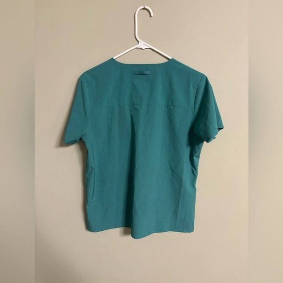 Figs Environmentally Awesome Collection Size Medium Green Scrub Top - Picture 2 of 8